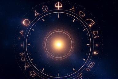 Bild: Eine stilisierte Sternenkarte mit leuchtenden Konstellationen, die Personalisierung symbolisiert